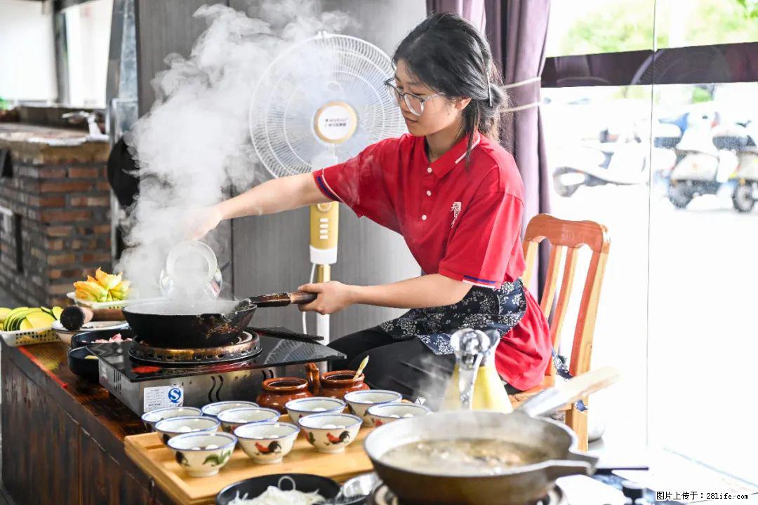 全网追的“扁担女孩”，找了一份暑假工，时薪12元 - 黄石生活资讯 - 黄石28生活网 hshi.28life.net